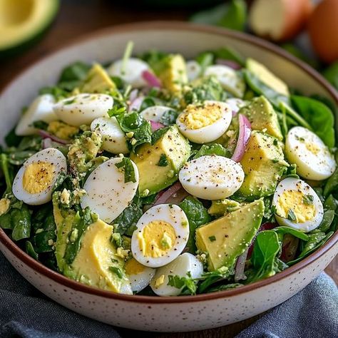 Spinach Salad With Egg, Hard Boiled Egg Salad, Egg Plating, Boiled Eggs Recipes, Spinach Egg Salad, Curried Egg Salad, Avocado And Spinach, Boiled Egg Recipes, Healthy Munchies