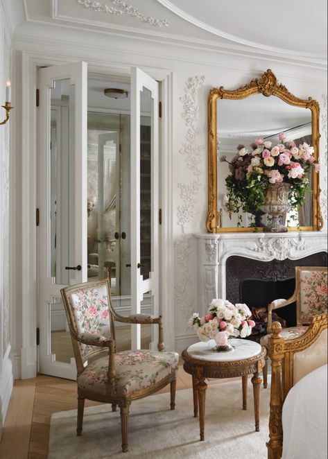 French Eclectic Home, French Formal Living Room, Romantic Style Interior Design, French Chateau Decorating Ideas, Jane Austen Interior Design, Parisian Master Bedrooms Decor, Regencycore Home, Regal Living Room, Vintage Luxury Apartment