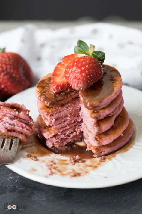 Pancakes Vegan, Strawberry Pancakes, Yogurt Pancakes, Strawberry Protein, Chocolate Pancakes, Strawberry Chocolate, Vegan Pancakes, Protein Pancakes, How To Eat Paleo