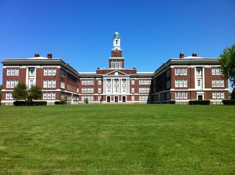 The Most Beautiful Public High School in Every State in America High School Building Exterior, Elementary School Building Design, High School Exterior, High School In America, William Mckinley High School, School Floor Plan, College Image, School Places, School Building Design