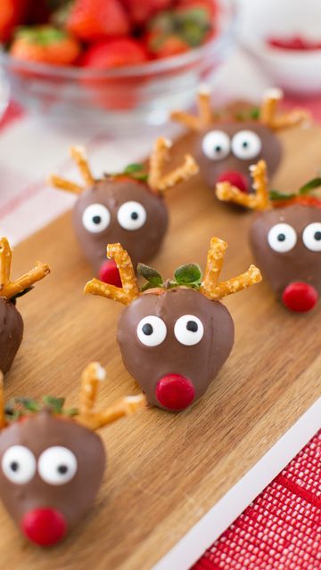 Fruit For School Christmas Party, Reindeer Marshmallow Pops, Snack Ideas For Kids Christmas Party, Dipped Strawberry Christmas Lights, Christmas Snack Ideas For School, Strawberry Desserts Christmas, Christmas Fruit Cups For Party, Board Night Ideas Christmas, Cute Christmas Finger Foods