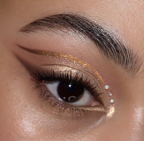 Makeup Looks For Gold Outfits, Gold Sparkle Eye Makeup, Gold Leaf Eye Makeup, Eye Look With Pearls, Gold Makeup Hooded Eyes, Gold And Pearl Makeup, Eye Shadow With Gems, Make Up For New Years, New Years Eve Make Up