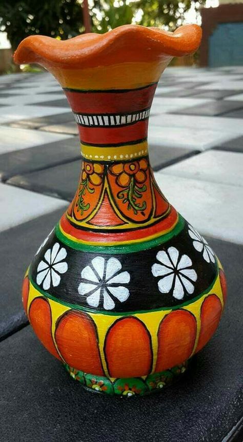 Mud Pot Decoration Ideas, Pot Designs Painted Indian, Pot Decorating Ideas Indian, Pillar Painting, Mouldit Clay, Indian Ceramics, Terracotta Paint, Worli Painting, Flower Vase Design