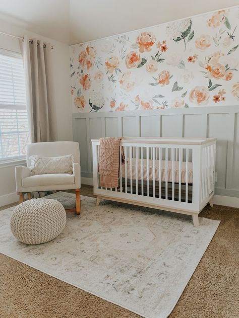 Flower Nursery Girl, Nursery Rug Ideas, Nursery Themes Boy, Nursery Themes Girl, Sims Nursery, Nursery Room Decor Ideas, Lily Nursery, Small Nursery Ideas, Nursery Ideas Neutral