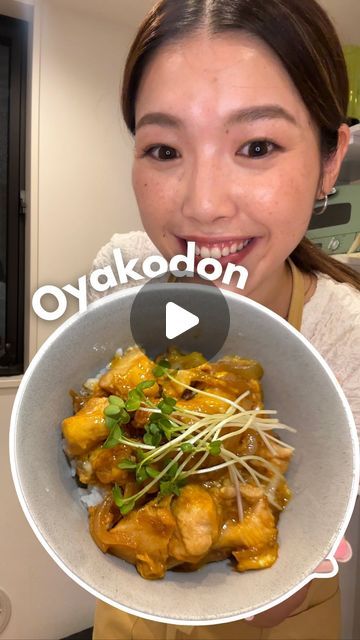 NihongoDekita | Japanese 🇯🇵 on Instagram: "Let’s make Oyakodon together 🧑‍🍳 Enjoy!

Ingredients:
Chicken thigh
4 eggs
Half an onion
2 tablespoons of soy sauce
2 tablespoons of mirin
Tablespoon of cooking sake
Tablespoon of sugar
teaspoon of dashi
160cc of water
Rice
Some green (I used kaiware daikon)

Enjoy!

#OyakoDon #JapaneseFood  #learnjapanese #JapaneseCuisine #EasyRecipes #親子丼 #japaneselanguage #HomeCooking #RiceBowl #CookingInJapanese #JapanEats #料理動画 #nihongodekita #ryoridekita" Green I, Learn Japanese, Rice Bowls, Chicken Thighs, Japanese Food, Soy Sauce, Home Cooking, Sake, Easy Meals