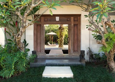 Bali Interior, Villa Ideas, Bali Decor, Tropical Landscape Design, Architecture Classic, Jungle House, Bali House, Bali Villa, Entrance Gates Design