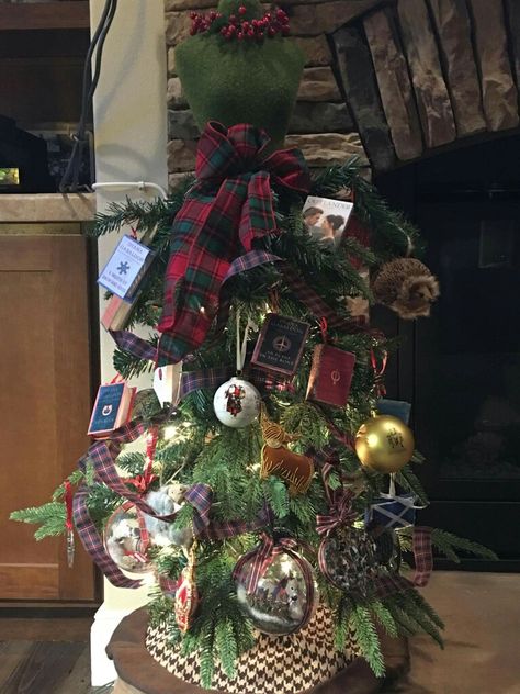 Outlander Christmas, Lee Ann, Sea Battle, Great Love Stories, Jamie And Claire, Great Love, Outlander, Outdoor Living, Christmas Wreaths