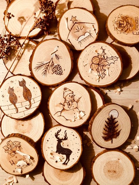 Winter Wood Burning Ideas, Wood Burning Ideas Patterns Woodburning Christmas Ornament, Pyrography Christmas Ideas, Wood Burning Ideas For Christmas, Wood Burning Ideas Christmas Ornaments, Christmas Ornament Wood Burning, Wood Burn Christmas Ornaments Diy, Pyrography Christmas Decorations, Christmas Pyrography Ideas