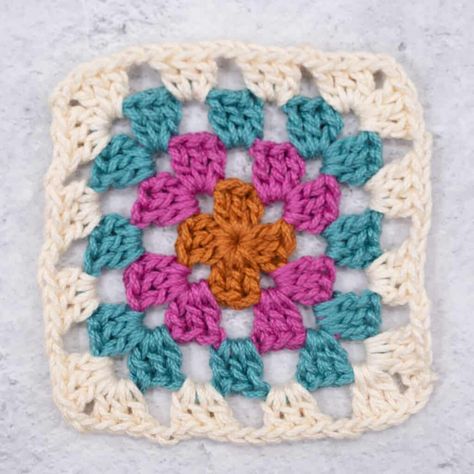 Classic Granny Square, Crochet A Granny Square, Granny Square Projects, Granny Square Pattern, Popular Crochet, Halloween Crochet Patterns, Crochet Hexagon, All Free Crochet, Dishcloth Pattern