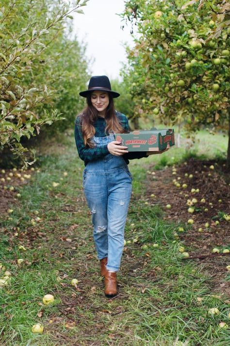 Oregon Outfits, Apple Picking Outfit Fall, Oregon Aesthetic, Portland Fashion, Pnw Style, Apple Picking Outfit, Farmer Outfit, Picking Apples, Apple Farm