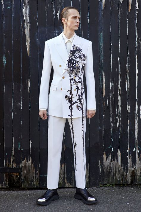 Mcqueen Menswear, Alexander Mcqueen Menswear, Lifestyle Advice, Concept Fashion, Sarah Burton, Mcqueen Fashion, Alexander Mcqueen Men, Fashion Suits, Mens Fashion Suits