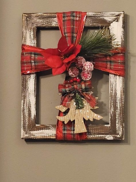 Picture Frame Wreath Christmas, Diy Christmas Picture Frames, Picture Frame Christmas Decor, Frame Christmas Decor, Picture Frame Wreaths, Christmas Frames Diy, Frame Wreaths, Christmas Deer Decorations, Vintage Christmas Decorating