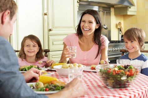 15 Tricks to Get Your Kids to Eat Vegetables | Eat This Not That Menu Sarapan Sehat, Home Meals, Family Eating, Idee Pasto Sano, Family Health, Mindful Eating, Healthy Chicken, Healthy Foods To Eat, Family Dinner