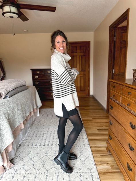 Skirts And Chelsea Boots Outfit, Chelsea Boots Tights Outfit, Sweater And Chelsea Boots Outfit, Mini Skirt And Oversized Sweater, Oversized Sweater Outfit Black, Chelsea Boots Outfit Fall, Black Skirt And Tights Outfit, Minimal Chic Winter, Black Mini Skirt Outfit Ideas