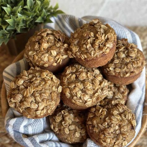 The best healthy Applesauce Oatmeal Muffins made with only 10 ingredients in 30 minutes. Plus they're easy to store in the freezer too. Applesauce Oatmeal Muffins, Jumbo Muffin Recipes, Easy Oatmeal Muffins, Homemade Biscuits And Gravy, Oatmeal Applesauce Muffins, Healthy Applesauce, Low Fat Muffins, Dinner In 321, Applesauce Oatmeal