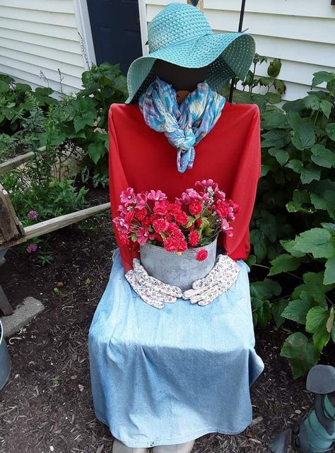 Scare Crows For Garden, Garden Upcycle, Garden People, Scarecrow Ideas, Outdoor Yard Ideas, Junk Garden, Scarecrows For Garden, Diy Scarecrow, Recycled Garden Art