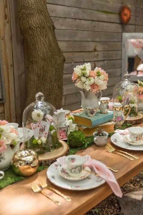 Aesthetic Dinner Party, Alice In Wonderland Vintage, Vintage Tea Parties, Aesthetic Dinner, Alice In Wonderland Tea Party Birthday, Flowers Centerpieces, Fairy Tea Parties, Tea Party Table, Alice Tea Party