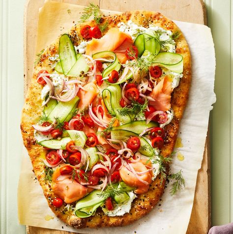 Smoked Salmon Flatbread, Salmon Flatbread, Easy Flatbread Recipes, Easy Easter Brunch, Cranberry Baking, Easy Flatbread, Thanksgiving Appetizer, Marinated Tomatoes, Buffalo Cauliflower Bites