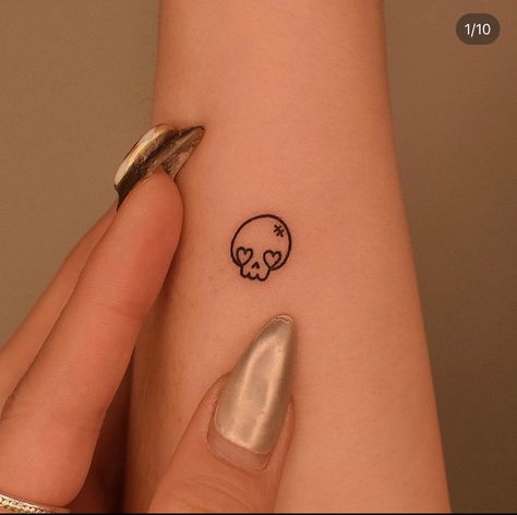 tattoos inspo, tattoos idea, tiny tattoos, cute tattoos, skull, skull tattoos, heart eye, thin lined tattoos, tattoos, aesthetics, asian Minimal Skull Tattoo, Tiny Skull Tattoos, Skull Finger Tattoos, Small Skull Tattoo, Neat Tattoos, Fingerprint Tattoos, Minimal Tattoo Designs, Minimal Tattoo Ideas, Zombie Tattoos