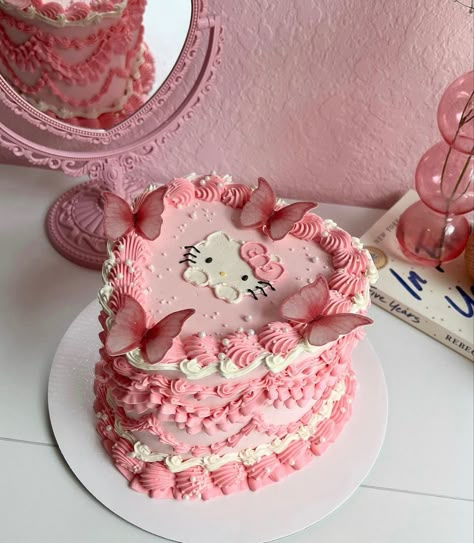 Heart Shaped Hello Kitty Cake, Heart Cake Hello Kitty, Hello Kitty Heart Cake, Tort Hello Kitty, 24th Birthday Cake, Hello Kitty Heart, Hello Kitty Birthday Theme, Birth Cakes, Donut Birthday Cake