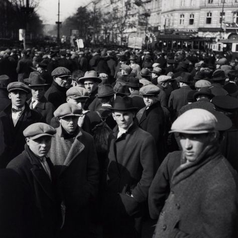 Edith Tudor-Hart, Unemployed Workers’ Demonstration, Vienna, 1932 Soviet Spy, Tina Modotti, Old Photography, National Portrait Gallery, Female Photographers, Portrait Gallery, Soviet Union, Bw Photo, Anton