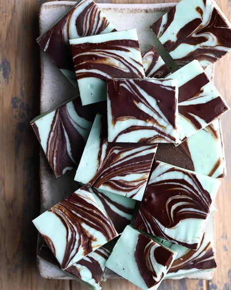 Easy Mint Chocolate Fudge Mint Chocolate Marshmallows, Mint Chocolate Fudge Recipe, White Chocolate Peppermint Fudge, Chocolate Mint Fudge, Mint Chocolate Fudge, Chocolate Peppermint Fudge, Mint Chocolate Recipes, Chocolate Mints, Mint Fudge