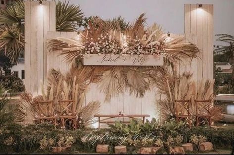 Although using a simple and inexpensive aisle decoration, it does not mean that the results are careless. With limited funds, you can still be creative Tropical Backdrop, Engagement Stage Decoration, Rustic Bohemian Wedding, Boho Wedding Backdrop, Wedding Stage Backdrop, Rustic Wedding Backdrops, Reception Backdrop, Bohemian Decoration, Wedding Reception Backdrop