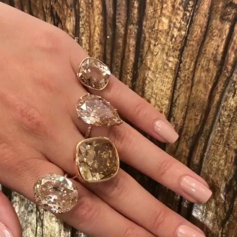 Lorraine Schwartz (@lorraineschwartz) • Fotos y videos de Instagram Lorraine Schwartz Jewelry, Lorraine Schwartz, All That Glitters Is Gold, Classy Jewelry, Funky Jewelry, Jewelry Lookbook, Fancy Jewelry, Jewelry Inspo, Exquisite Jewelry