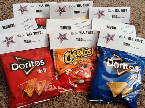 All star team snacks...You're all that and a bag of chips!...place the players name on the reverse side... Game Day Snack Bags, Cheer Team Snacks, Employee Morale Boosters, Cheer Swag, Cheer Snacks, Cheer Treats, Guessing Jar, Team Snacks, Appreciation Gifts Diy