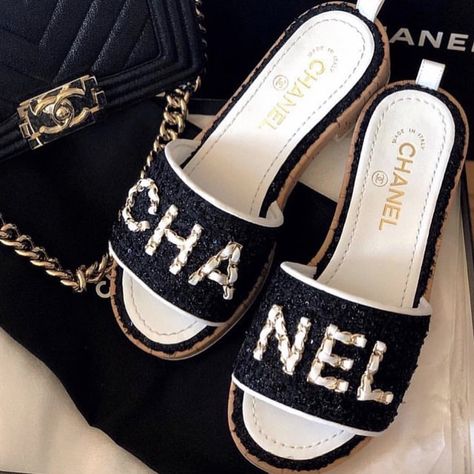 BILLION BALLERS on Instagram: “CHANEL 😍✨💫 ( tag someone ) #billionballers #chanel #chanelslides #luxurylifestyle” Chanel Slides, Louis Vuitton Shoes Heels, Fashion Bible, Chanel Sandals, Fancy Shoes, Girly Shoes, Chanel Espadrille, Influencers Fashion, Louis Vuitton Shoes