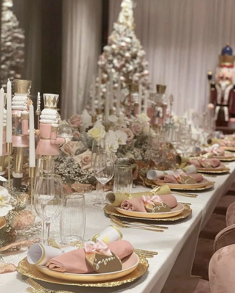 Pink Christmas Tablescapes, Pink Christmas Table, Rose Gold Christmas Tree, Silver Christmas Decorations, Tafel Decor, Rose Gold Christmas, Christmas Dinner Table, Pink Xmas, Pink Christmas Decorations