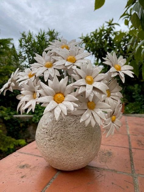 Ceramic Margarita | Etsy Daisy Pottery, Glazing Inspiration, Ceramic Daisy, Ceramic Garden, Flower Ideas, Clay Flowers, Single Flower, Ceramic Flowers, Garden Ornaments