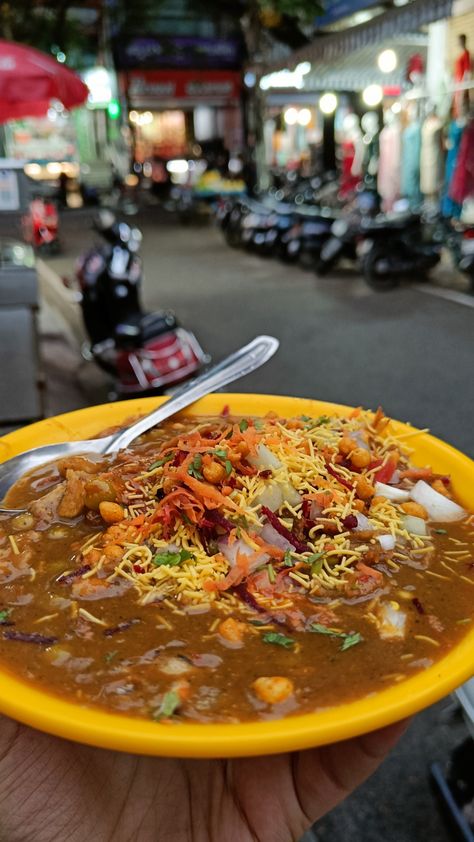 Rainy evening + Masala Puri = Perfect 🤌 Indian Food Street, Street Food Snap, Snacks Snap, Evening Snap, Street Food Indian, Evening Snacks Indian, Masala Puri, Indian Fast Food, Evening Photography