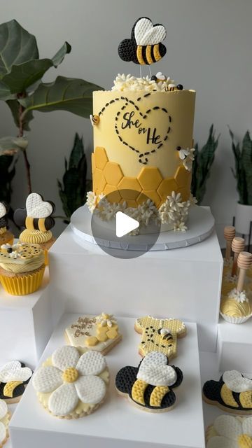 Honey Bee Gender Reveal Cake, What Will It Bee Gender Reveal Cake, Honey Bee Cake Ideas, What Will Baby Bee Cake, Gender Reveal Ideas Bee Theme, What Will It Bee Gender Reveal, Bee Gender Reveal Cake, What Will It Bee Cake, Icky Vicky