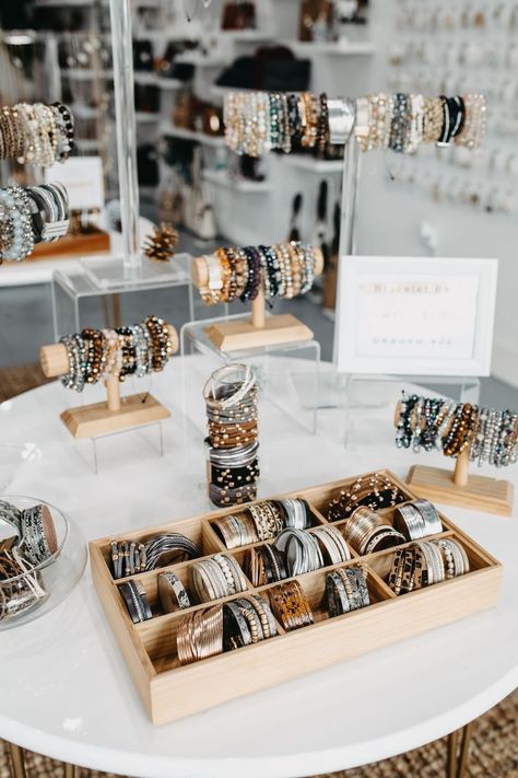 Jewelry Display Boutique, Bracelet Display Ideas Boutique, Crystal Bracelet Display Ideas, Accessories Display Ideas Retail, Accessories Display Retail, Bracelet Bar Display, Bracelets Display Ideas, Bracelet Market Display, Jewelry Retail Display