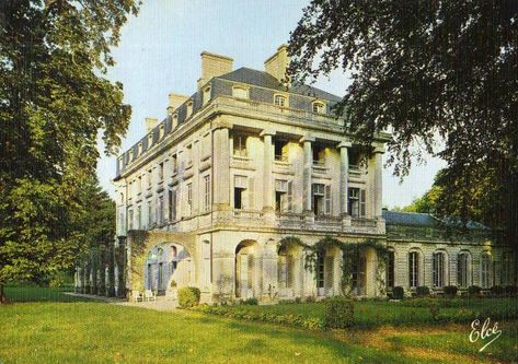 A Sleeping Chateau, Untouched since the Revolution, is For Sale Old Mansions For Sale, French Chateau Mansion, French Chateau Home, French Chateau Homes, Abandoned Mansion For Sale, French Mansion, Country Property, Chateaux Interiors, Famous Houses