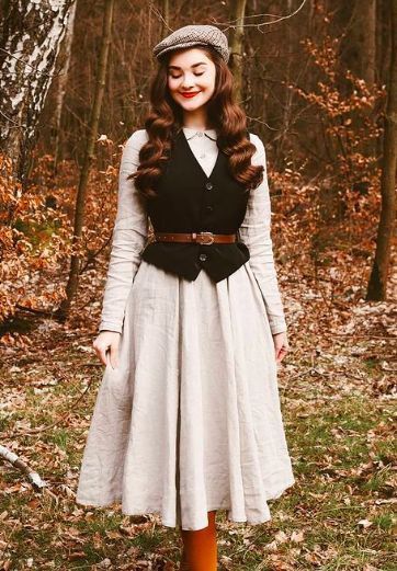 Vintage Looks Fashion, Cottagecore Corset Dress, Cottage Princess Aesthetic, Vest With Dress Outfit, Main Character Outfit Ideas, Vintage Winter Dresses, Elegant Vintage Outfits, Little Women Outfit, Outfits For Broad Shoulders