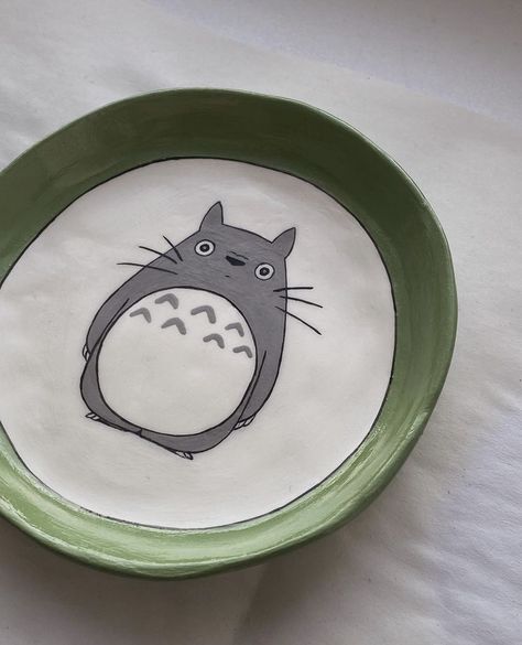 Totoro Clay Tray, Anime Pottery Ideas, Drawing On Plates Ideas, Clay Plate Design, Totoro Plate, Plate Painting Ideas Aesthetic, Totoro Pottery, Clay Plate Painting Ideas, Pottery Painting Designs Plate