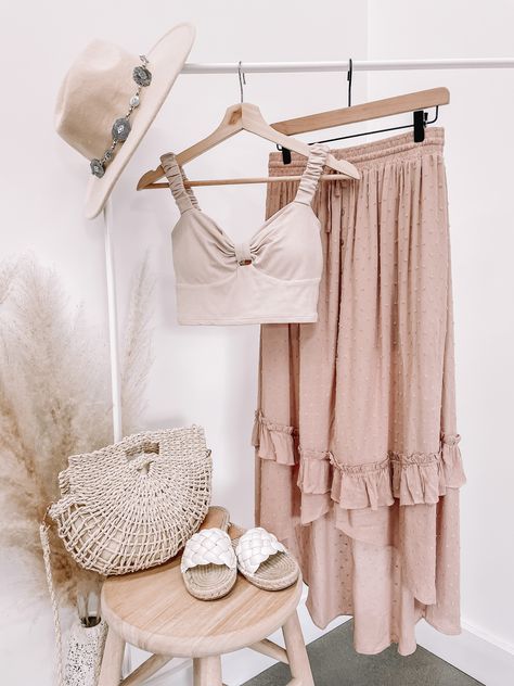 Online Boutique Photoshoot Ideas, Boutique Clothing Photo Ideas, Boutique Pictures, Online Boutique Photo Backdrop, Boutique Photography, Clothing Boutique Photoshoot Ideas, Boutique Clothing Photography, Boho Boutique Decor, Boho Chic Boutique