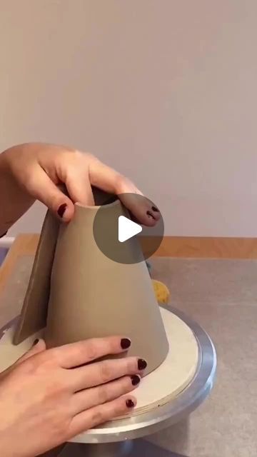 Discover a world of ceramics! on Instagram: "How to make ceramic jug by @jeje.things  Check out our link in bio for similar ceramic creations, and remember to follow @craftyclayworks for more! 🤎 ✧˖°  ✦•𐃬 𐃰 𐃨 𐃢 𐃭•★•𐃭 𐃢 𐃨 𐃰 𐃬•✦  #potterylove #potteryart #wheelthrownpottery #midcenturyceramics #ceramicsclass #ceramicsculpture #studiopottery #australianceramics #ceramicsart #modernceramics #potterystudio #ceramicstudio #ceramicsdaily #handpaintedceramics #stonewareceramics #ceramicsculptures #handbuiltceramics #ceramicsofinstagram #potterybarn #creativeatheart #ceramicsstudio #handmadeceramics #potterywheel #instapottery #woodfiredceramics #ceramicsdesign #handmadepottery #contemporaryceramics #instaceramics #potterylife" Easy Ceramic Vase, Clay Pitcher Ideas, Hand Built Pottery Sculptures, Pottery Jugs Ideas, Teapot Pottery Ideas, Ceramic Pitchers Ideas Handmade Pottery, Hand Building Ceramics Ideas, Easy Handbuilt Pottery Ideas, Ceramic Teapots Handbuilt