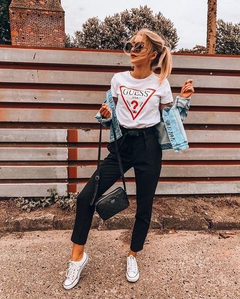 Guess Outfits Women, Guess Outfit, Tee Outfits, Guess Clothing, Casual Outfit Inspiration, Outfit Inspiration Fall, Weekend Outfit, Tshirt Outfits, Classic Logo