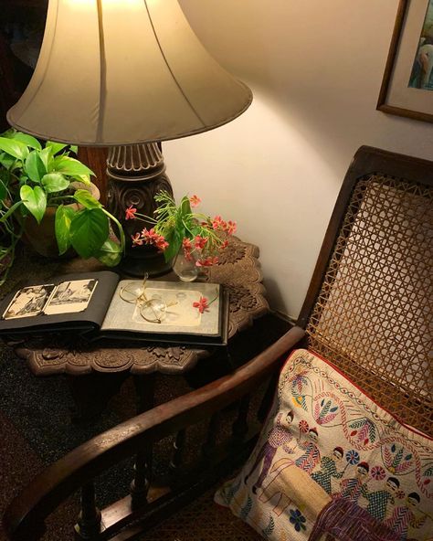 Adity Chakravarti on Instagram: “. This chair in the picture, called 'araam chair' in our house, was my father-in-law, Rajani Ranjan's favourite chair. It is of shisham and…” Desi Home Aesthetic, Desi Furniture, Old Homes Interior, Desi House, Indian Apartment, Indian Room, Indian Home Interior, House Essentials, Cosy Room