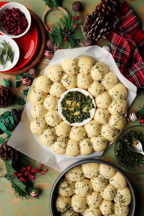 Bread Wreath, Bread Ring, Entertaining Menu, Baked Camembert, Monthly Menu, Christmas Food Dinner, Baked Brie, Holiday Foods, Bread And Pastries