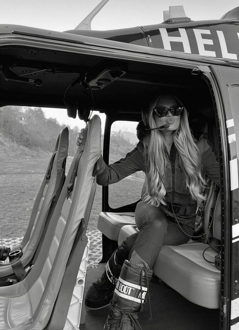 Winter Ski Aesthetic, Helicopter Skiing, Skiing Fashion, Ski Trip Aesthetic, Aspen Ski, Ski Aesthetic, Dior Aesthetic, Ski Girl, Snow Trip