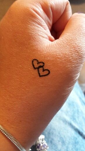 Two Hearts Linked Together Tattoo, Three Hearts Tattoo Sisters, Henna Heart Tattoo, Stacked Hearts Tattoo, Heart Tattoo For Kids, Overlapping Heart Tattoo, Intertwined Hearts Tattoo, Hart Tattoo Design, Linked Hearts Tattoo