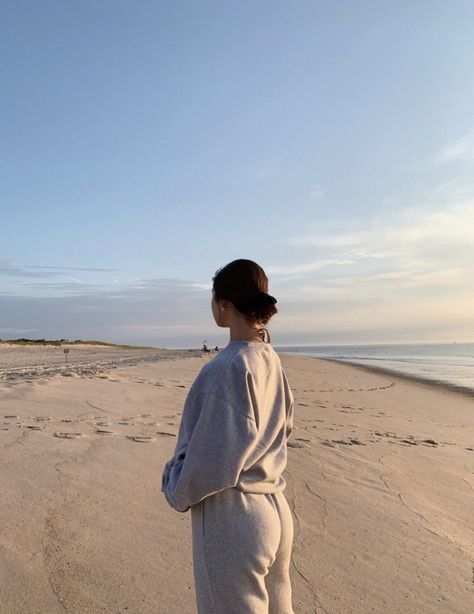 Maggie Mcdonald, Casual Oversized Outfits, Maggie Macdonald, Summer In France, Oversized Outfits, Snow On The Beach, Cool Girl Aesthetic, Moody Vibes, Modeling Inspiration