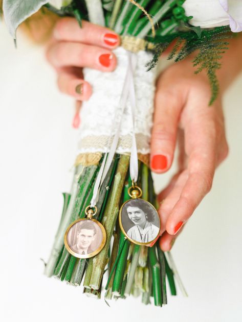 Hanging Family Photos, Bouquet Locket, Wedding Photo Display, Beautiful Engagement Photos, Family Wedding Photos, Display Family Photos, Creative Wedding Photo, Bouquet Charms, Romantic Wedding Photos