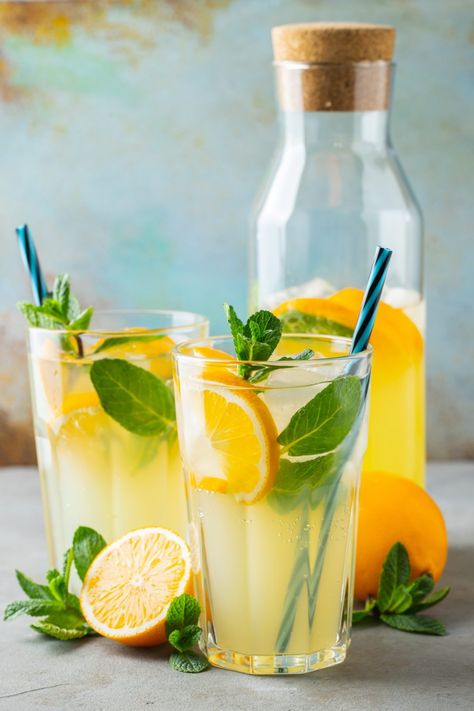 Vodka Lemonade Drinks, Lemonade Cocktail Recipe, Orange Lemonade, Mikes Hard Lemonade, Mikes Hard, Lemon And Mint, Hard Lemonade, Lemon Cocktail, Lemon Vodka