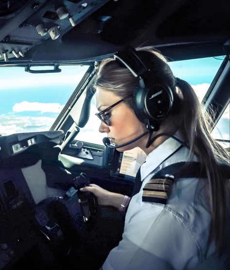 Pilot Uniform Airline, Lady Pilot Aesthetic, Air Goddess, Drunk Pictures, Flight Pilot, Pilot Uniform, Becoming A Pilot, Student Pilot, Airport Aesthetic