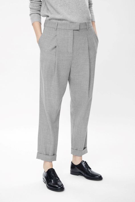 Tapered trousers Executive Outfit, Female Executive, Design Wardrobe, Minimalist Capsule Wardrobe, Tapered Trousers, Professional Attire, Autumn Dress, 50 Fashion, Innovative Design